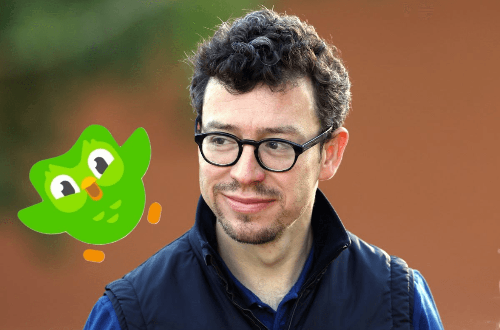 Luis von Ahn bersama Maskot Burung Hantu Duolingo